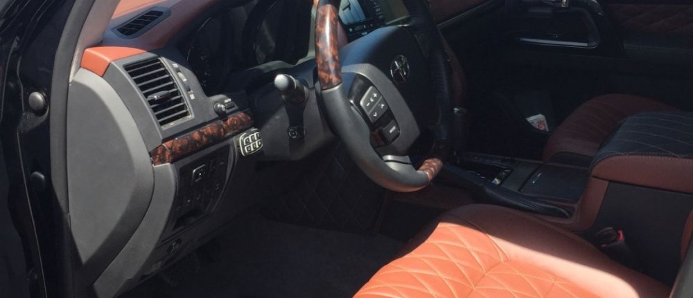 TOYOTA LAND CRUISER 200